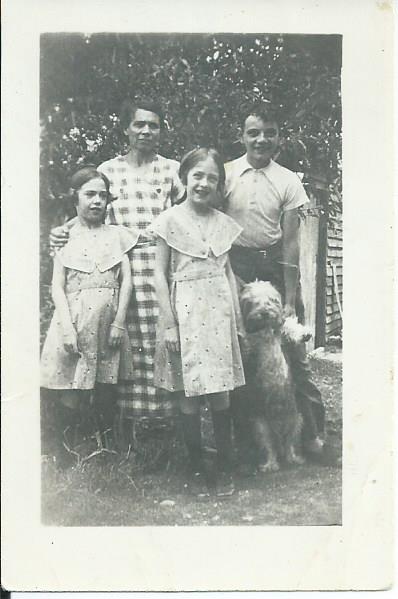 Les jumelles avec leur tante Zelie et leur cousin.jpg